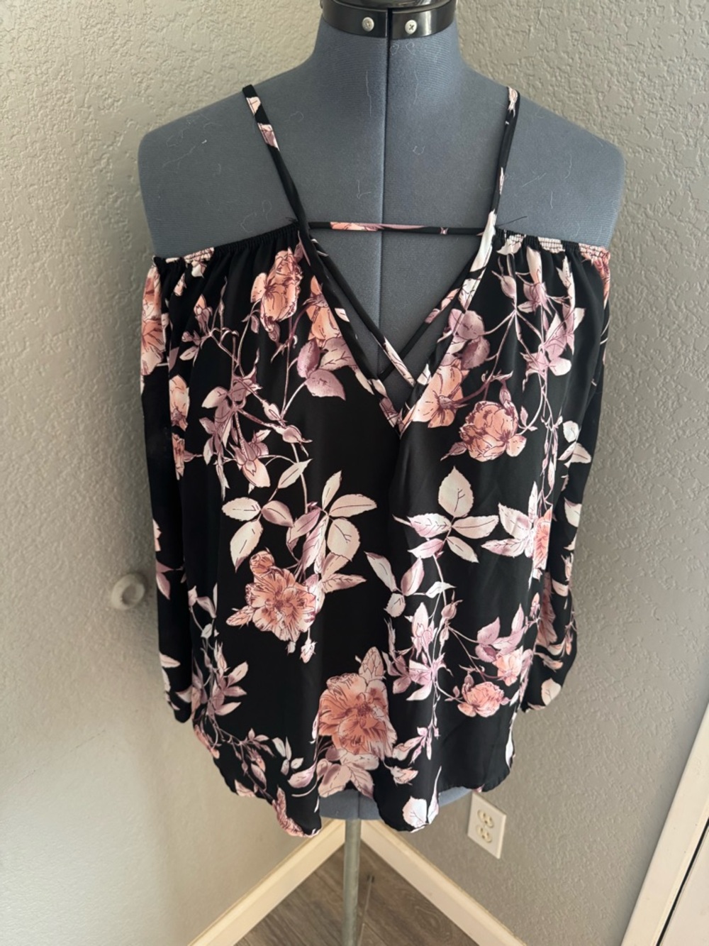 Charlotte Russe Black Floral Cold-Shoulder Cami Top